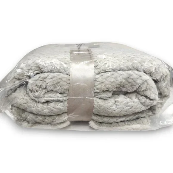 ULTA Beauty Sherpa Plush Throw Blanket Gray & White 50x60 NWT - Picture 4 of 8